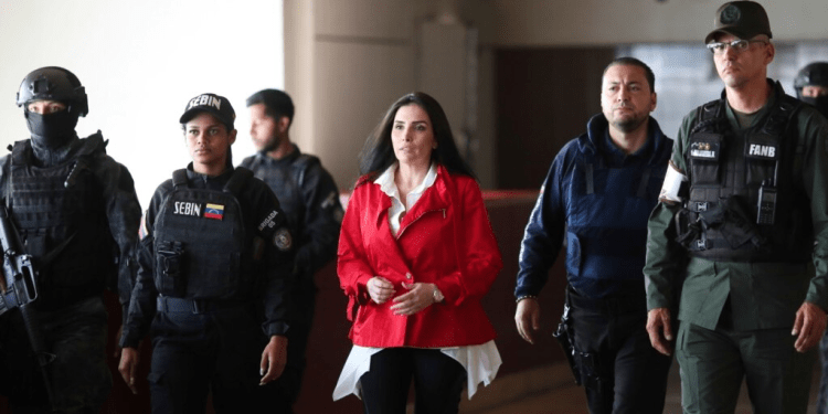 La exsenadora de Colombia Aída Merlano es escoltada por las fuerzas de seguridad antes de una audiencia en un tribunal en Caracas, Venezuela, el 6 de febrero de 2020.
