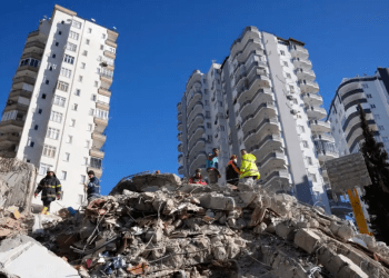 Los equipos de emergencia buscan personas entre los escombros de un edificio destruido en Adana, en el sur de Turquía, el martes 7 de febrero de 2023.
