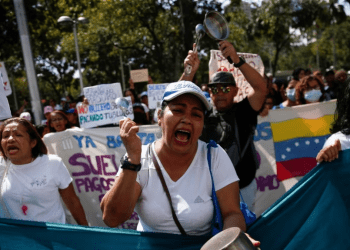 Maestros y empleados publicos protestan en demanda de mejores salaios en Caracas, Venezuela, el 16 de enero de 2023.