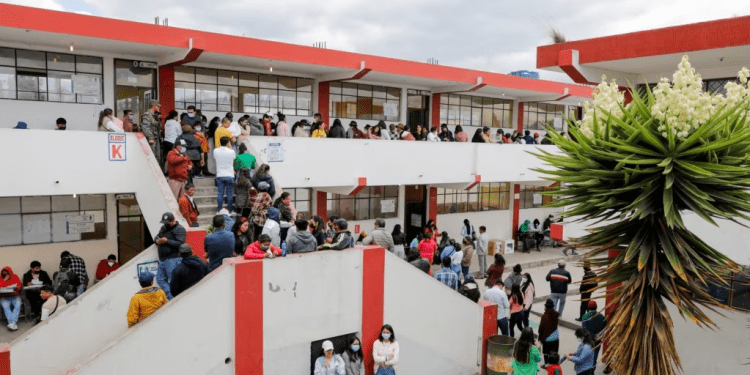 Ciudadanos ecuatorianos hacen fila para emitir su voto en una consulta tanto municipal como constituyente, en Latacunga, Ecuador, 5 de febrero de 2023.