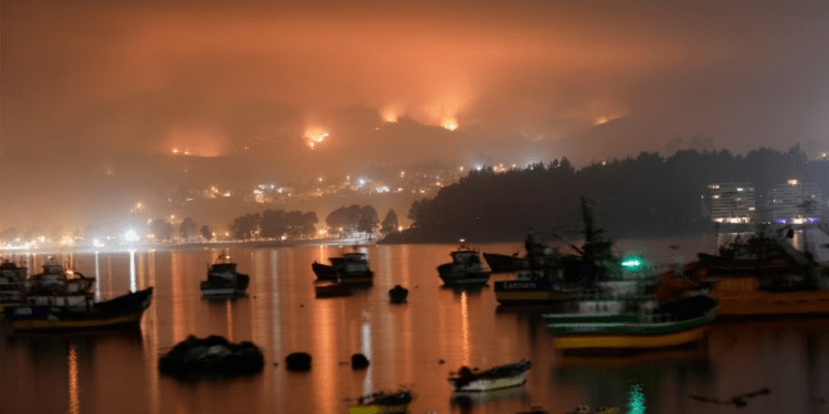 Un incendio forestal se observa en Dichato, cerca de Concepción, en Chile, el 5 de febrero de 2023