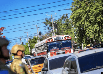 La Campanera, uno de los barrios más peligrosos de El Salvador, está militarizado desde que entró en vigencia el régimen de excepción en el país centroamericano mientras residentes afirman que esta situación les da tranquilidad. [Foto: Cortesía Gobierno de El Salvador].