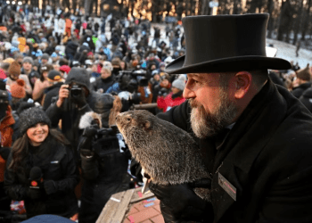 El manejador del Groundhog Club A.J. Dereume sostiene a Punxsutawney Phil, la marmota que pronostica el clima, durante la celebración número 137 del Día de la Marmota en Gobbler's Knob en Punxsutawney, Pensilvania, el jueves 2 de febrero de 2023.