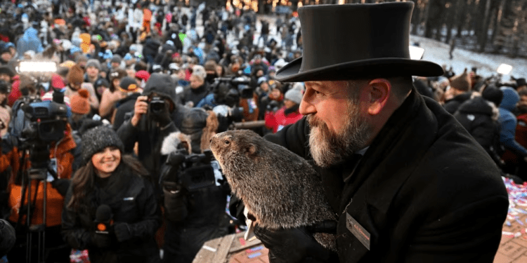 El manejador del Groundhog Club A.J. Dereume sostiene a Punxsutawney Phil, la marmota que pronostica el clima, durante la celebración número 137 del Día de la Marmota en Gobbler's Knob en Punxsutawney, Pensilvania, el jueves 2 de febrero de 2023.