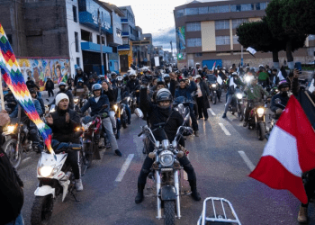 Manifestantes antigubernamentales participan en una caravana de motocicletas en Juliaca, Perú, el 30 de enero de 2023.