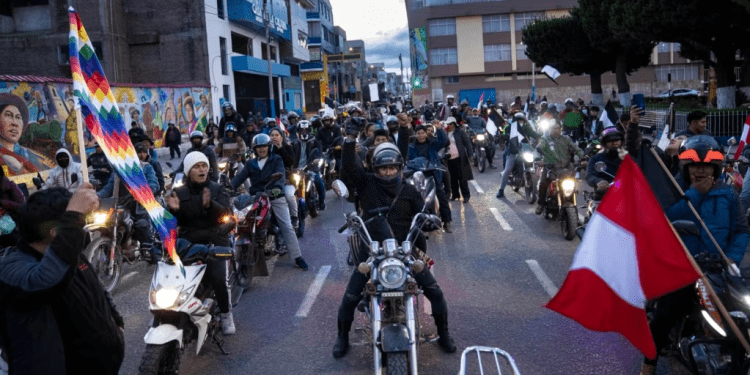 Manifestantes antigubernamentales participan en una caravana de motocicletas en Juliaca, Perú, el 30 de enero de 2023.