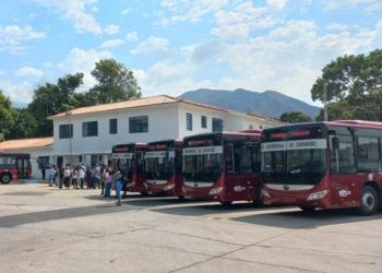 Gobierno nacional entrega 10 unidades de transporte y área recuperada a la UC