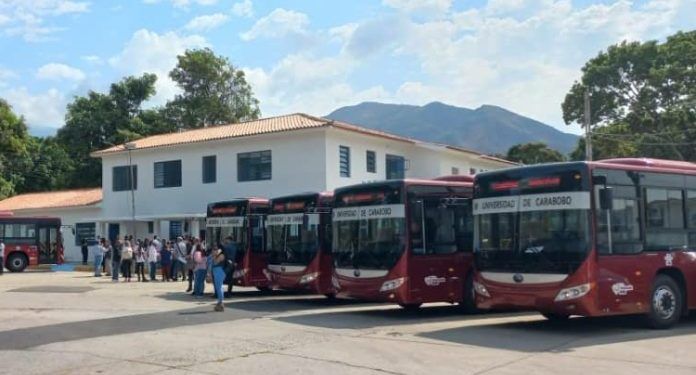 Gobierno nacional entrega 10 unidades de transporte y área recuperada a la UC