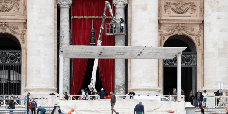 El Vaticano: el Papa saldrá del hospital el sábado, presidirá el Domingo de Ramos