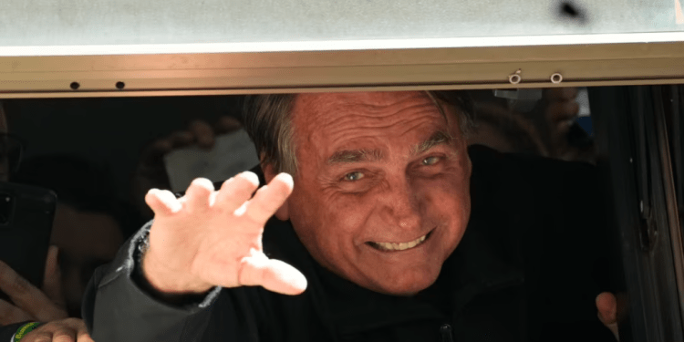 Bolsonaro regresa a Brasil tras pasar tres meses en Florida