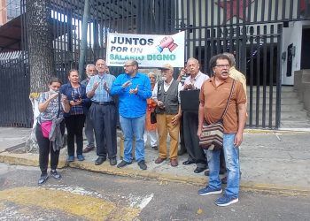 Vecinos, jubilados y estudiantes protestan tras alza del pasaje con sueldos de miseria