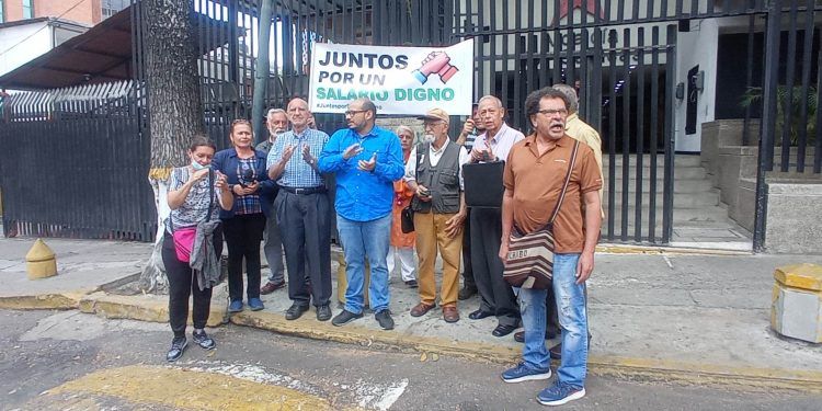 Vecinos, jubilados y estudiantes protestan tras alza del pasaje con sueldos de miseria