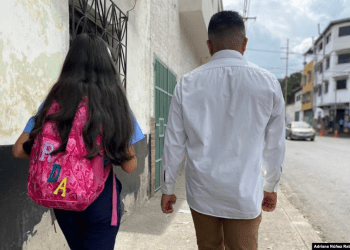 Estudiante camina una hora y media hasta llegar a su escuela, en Caracas