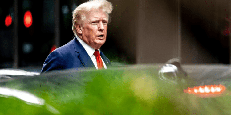 ARCHIVO - El expresidente Donald Trump sale de la Torre Trump, el 10 de agosto de 2022, en Nueva York, de camino a la oficina del fiscal general de Nueva York para una declaración en una investigación civil.