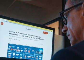 Clint Watts, presidente de Miburo, una firma de investigación que rastrea las operaciones de desinformación en el extranjero, trabaja en su escritorio en la sede de la empresa, el 15 de marzo de 2022, en Nueva York, EEUU