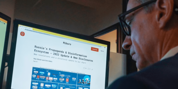 Clint Watts, presidente de Miburo, una firma de investigación que rastrea las operaciones de desinformación en el extranjero, trabaja en su escritorio en la sede de la empresa, el 15 de marzo de 2022, en Nueva York, EEUU