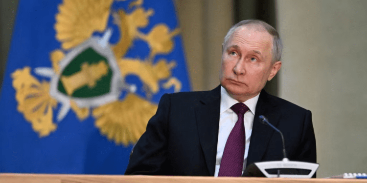 El presidente ruso, Vladimir Putin, asiste a una reunión del colegio de la oficina del Fiscal General en Moscú, Rusia, el 15 de marzo de 2023.