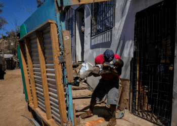 Migrantes haitianos en el campamento Bosque Hermoso asentado por migrantes en Lampa, Chile, el 1 de octubre de 2021.