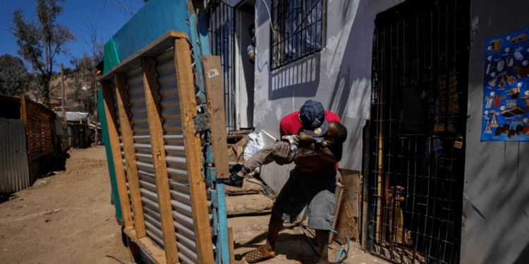 Migrantes haitianos en el campamento Bosque Hermoso asentado por migrantes en Lampa, Chile, el 1 de octubre de 2021.