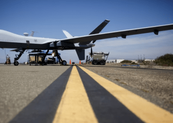Un se encuentra en la pista durante una demostración de fuego vivo de 55 vehículos aéreos no tripulados, o drones, en la base naval del condado de Ventura Sea Range, Point Mugu, cerca de Oxnard, California, el 31 de julio de 2015.