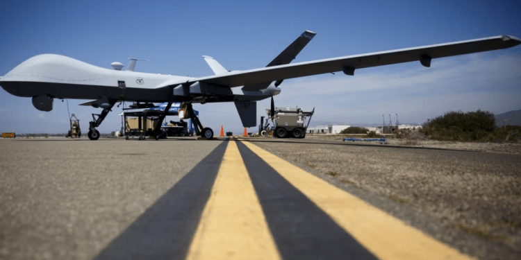 Un se encuentra en la pista durante una demostración de fuego vivo de 55 vehículos aéreos no tripulados, o drones, en la base naval del condado de Ventura Sea Range, Point Mugu, cerca de Oxnard, California, el 31 de julio de 2015.