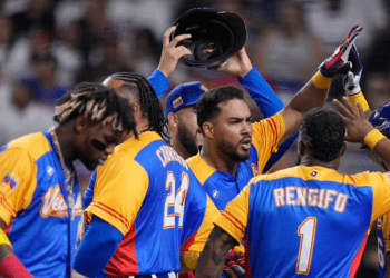 Anthony Santander (centro) es felicitado por sus compañeros de Venezuela tras batear un jonrón ante República Dominicana, en un duelo del Clásico Mundial, realizado el sábado 11 de marzo de 2023, en Miami (AP Foto/Wilfredo Lee)