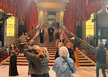 La emblemática escalinata que conduce al teatro Dolby está llena de turistas y curiosos que no quieren perder la oportunidad de visitar el lugar mientras se prepara para la ceremonia de los premios Oscar.