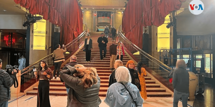 La emblemática escalinata que conduce al teatro Dolby está llena de turistas y curiosos que no quieren perder la oportunidad de visitar el lugar mientras se prepara para la ceremonia de los premios Oscar.