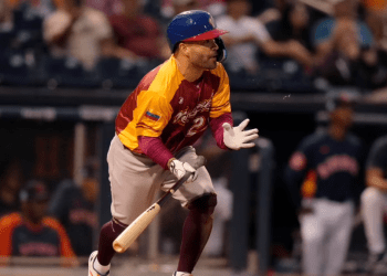 El venezolano José Altuve corre con un elevado durante el segundo inning de un juego de exhibición de béisbol contra los Astros de Houston, el miércoles 8 de marzo de 2023 en West Palm Beach, Florida.