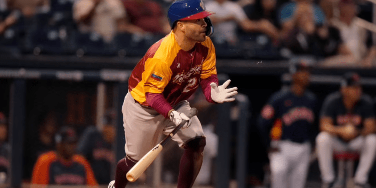 El venezolano José Altuve corre con un elevado durante el segundo inning de un juego de exhibición de béisbol contra los Astros de Houston, el miércoles 8 de marzo de 2023 en West Palm Beach, Florida.
