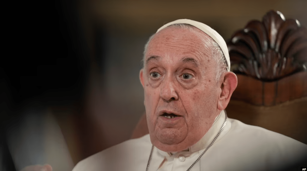 El papa Francisco habla durante una entrevista con The Associated Press en el Vaticano, el 24 de enero de 2023.