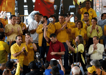 El líder de la oposición venezolana, Henrique Capriles, reacciona después de dirigirse a la audiencia después de ser anunciado como el candidato del partido "Primero Justicia" para las primarias presidenciales de octubre, en Caracas, Venezuela, el 10 de marzo de 2023