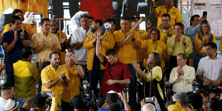 El líder de la oposición venezolana, Henrique Capriles, reacciona después de dirigirse a la audiencia después de ser anunciado como el candidato del partido "Primero Justicia" para las primarias presidenciales de octubre, en Caracas, Venezuela, el 10 de marzo de 2023