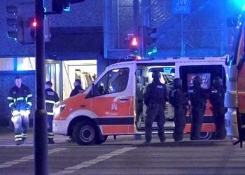 Los trabajadores de emergencia y la policía se reúnen en la escena luego de un tiroteo mortal en Hamburgo, Alemania, el 9 de marzo de 2023 (hora local) en esta imagen fija tomada de un video. [Foto suministrada a Reuters por un tercero]