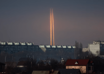 Tres cohetes rusos lanzados contra Ucrania desde la región rusa de Belgorod se ven al amanecer en Kharkiv, Ucrania, el jueves 9 de marzo de 2023. (AP Photo/Vadim Belikov