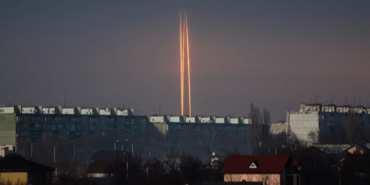 Tres cohetes rusos lanzados contra Ucrania desde la región rusa de Belgorod se ven al amanecer en Kharkiv, Ucrania, el jueves 9 de marzo de 2023. (AP Photo/Vadim Belikov