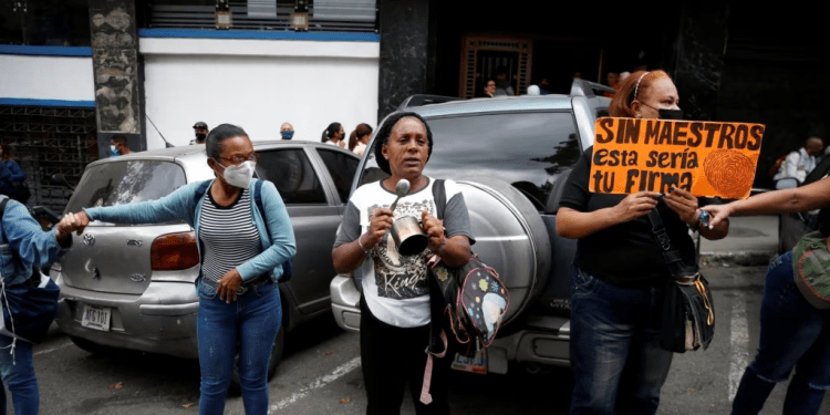 Docentes protestan exigiendo mejores salarios en Caracas, Venezuela 23 de febrero de 2023. REUTERS/Leonardo Fernandez Viloria