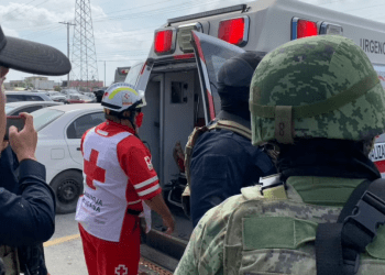 Un trabajador de la Cruz Roja cierra la puerta de una ambulancia que transporta a dos estadounidenses encontrados con vida después de su secuestro en México la semana pasada, en Matamoros, el martes 7 de marzo de 2023.