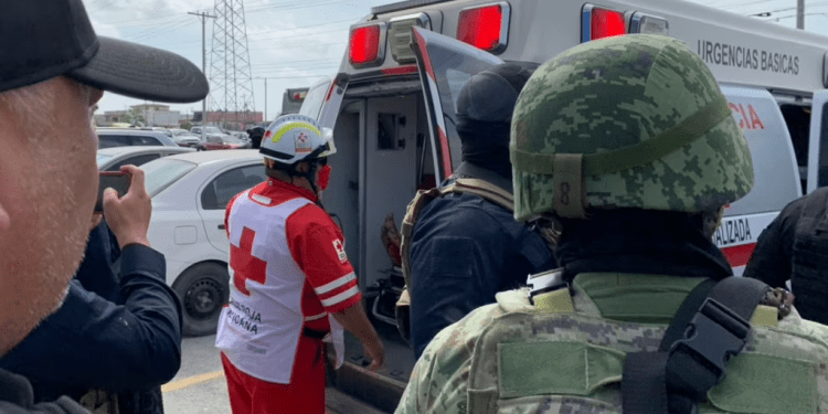 Un trabajador de la Cruz Roja cierra la puerta de una ambulancia que transporta a dos estadounidenses encontrados con vida después de su secuestro en México la semana pasada, en Matamoros, el martes 7 de marzo de 2023.