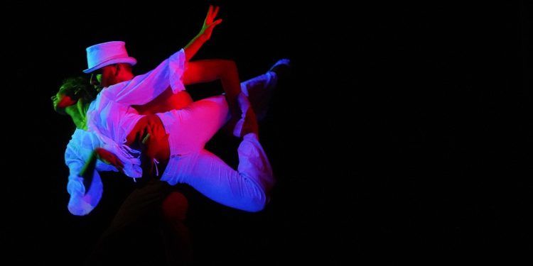 Teatro Negro de Praga llenó de magia y color el Teatro Municipal de Valencia