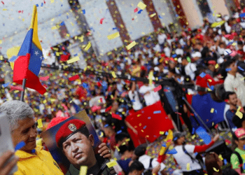 Una persona sostiene una imagen del difunto expresidente venezolano Hugo Chávez durante un mitin del gobierno para conmemorar el Día de la Juventud, en Caracas, Venezuela, el 12 de febrero de 2023
