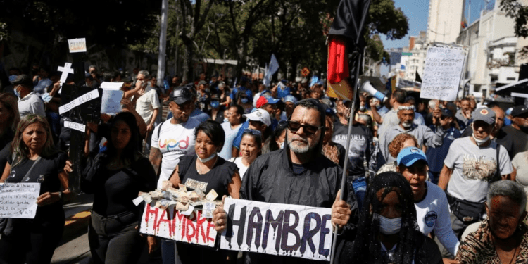 Los venezolanos luchan a diario con problemas surgidos de la crisis económica, que afectan su calidad de vida y su estabilidad emocional, afirman los expertos.