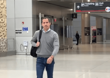 El líder opositor venezolano Juan Guaidó llega al Aeropuerto Internacional de Miami, Florida, EEUU, el 25 de abril de 2023.