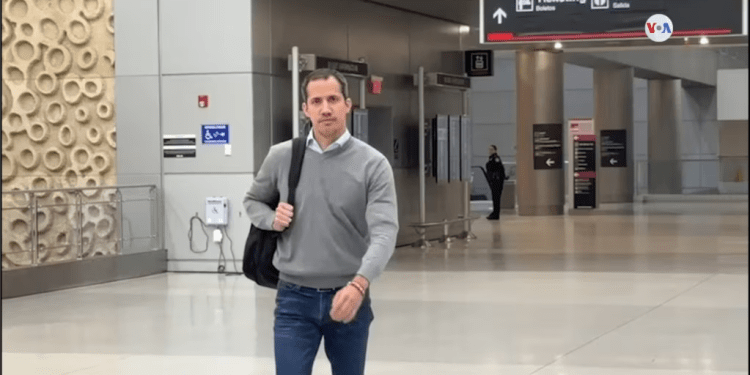 El líder opositor venezolano Juan Guaidó llega al Aeropuerto Internacional de Miami, Florida, EEUU, el 25 de abril de 2023.