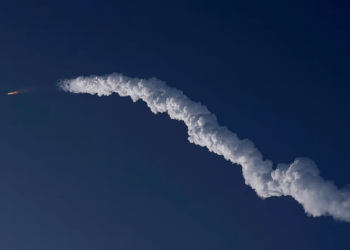 Cohete de SpaceX explota tras despegar en su primer vuelo de prueba