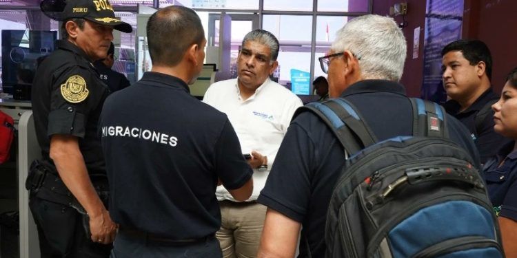 Perú: Policía Nacional bloqueó paso a grupos de migrantes venezolanos