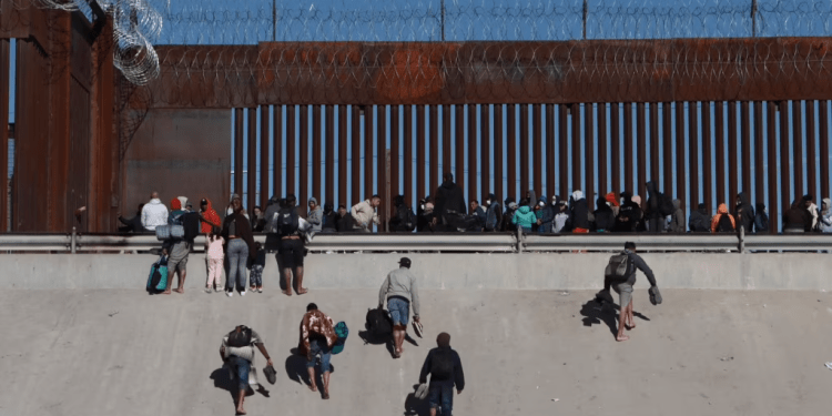 «Es ilegal»: Recompensas para dar con migrantes en Texas suscitan rechazo (+ Video)