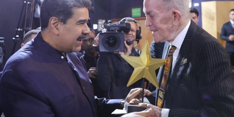 Gilberto Correa recibió el Premio Glorias Artísticas