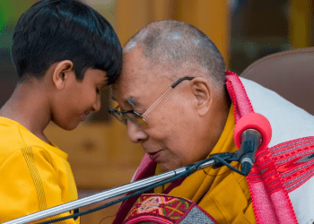 El Dalai Lama se disculpa tras video que lo muestra besando a niño