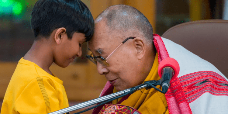 El Dalai Lama se disculpa tras video que lo muestra besando a niño